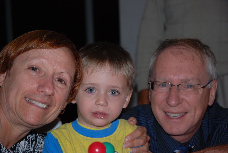 Félix avec sa mamie et son grand-papa Jacques.