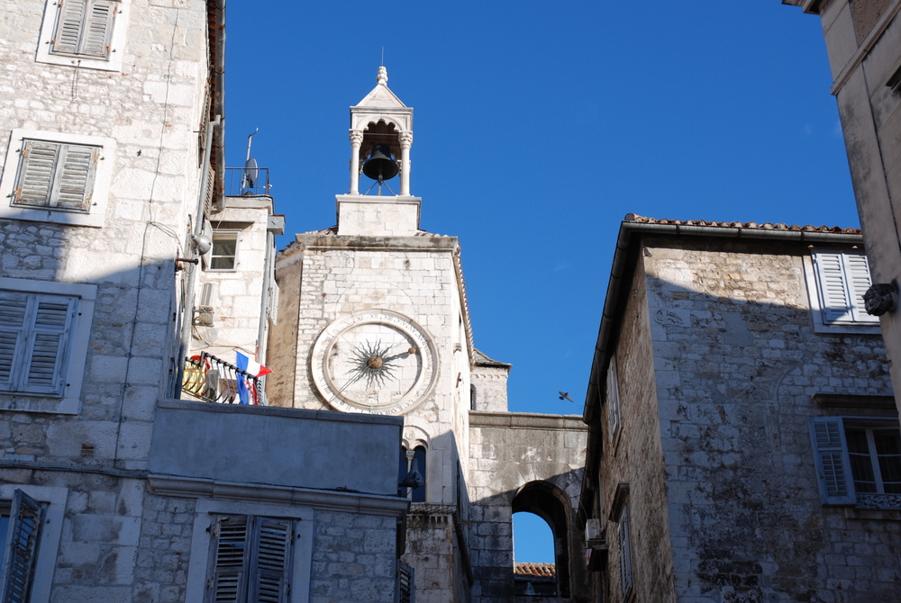 Une maison tour romane, un clocher gothique et une horloge Renaissance, Split, Dalmatie centrale, Croatie.