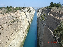 Le canal de Corinthe relie les mers Égée et Ionienne, Grèce.