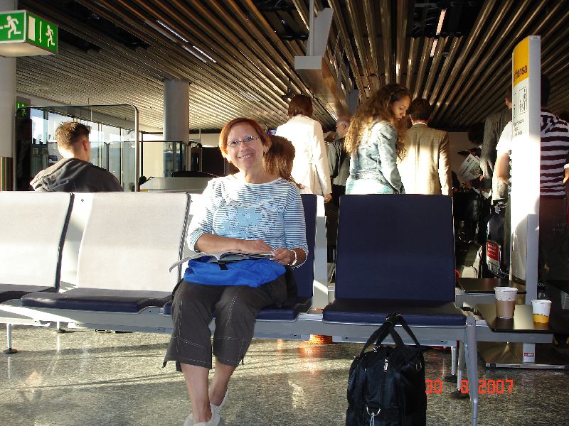 Céline dans la salle des pas perdus de l’aéroport de Francfort en Allemagne.