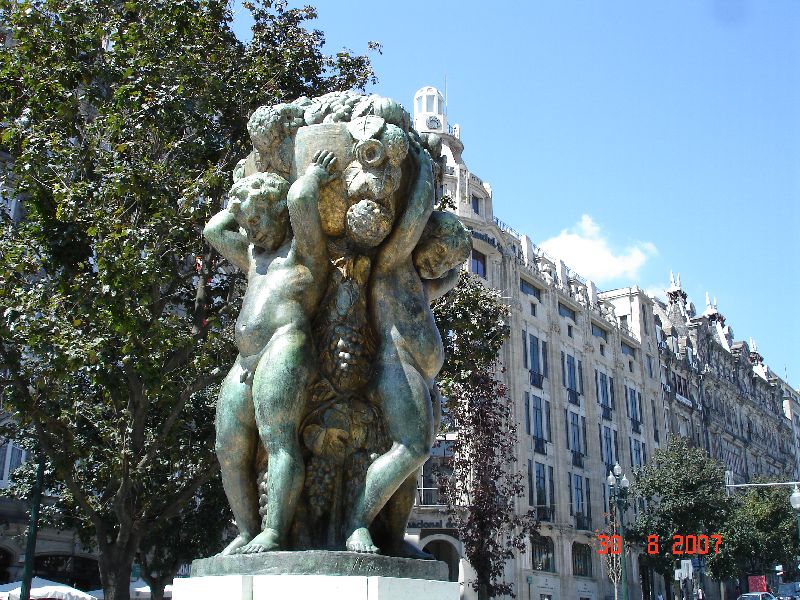 Une statue sur la place centrale de l’avenida dos Aliados, Porto, Portugal.