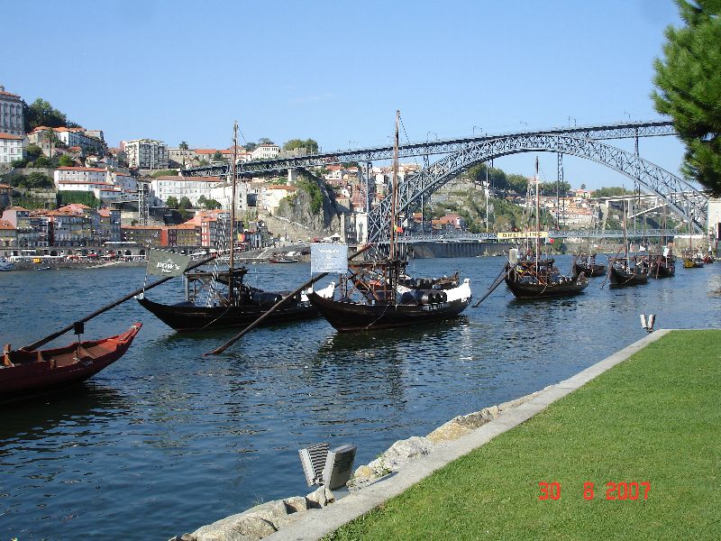 Les barcos rabelos sont amarrés le long des quais de Vila Nova de Gaia, tout juste en face de Porto, Portugal.