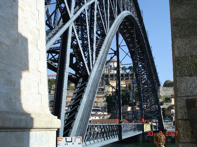 La structure du pont Dom Luis 1er est impressionnante, Porto, Portugal.