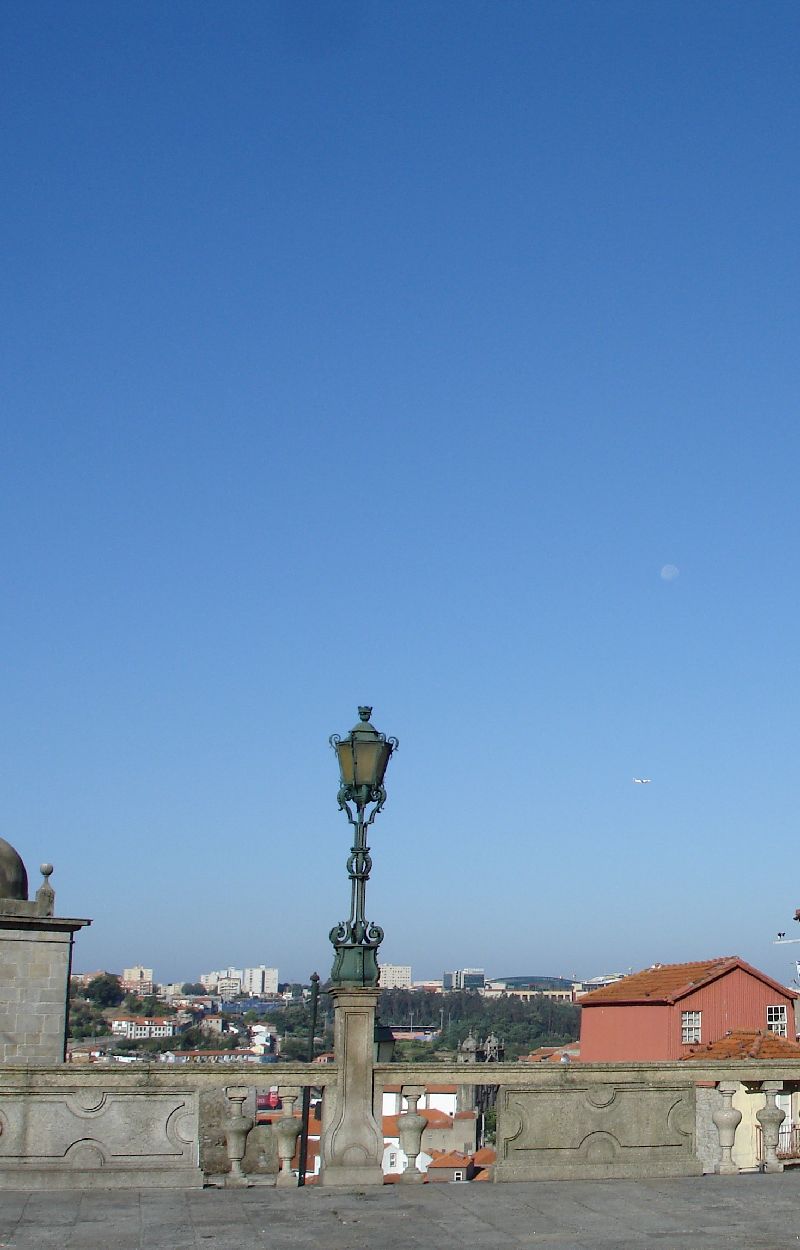 Ciel bleu au dessus de Porto, Portugal.