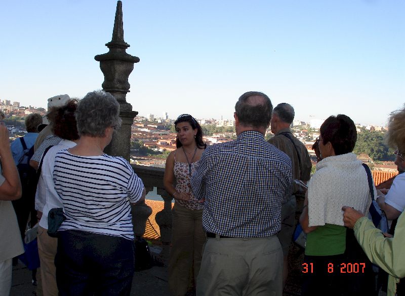 Des membres de notre groupe sont attentifs aux propos de notre guide Anna-Christina, Porto, Portugal.