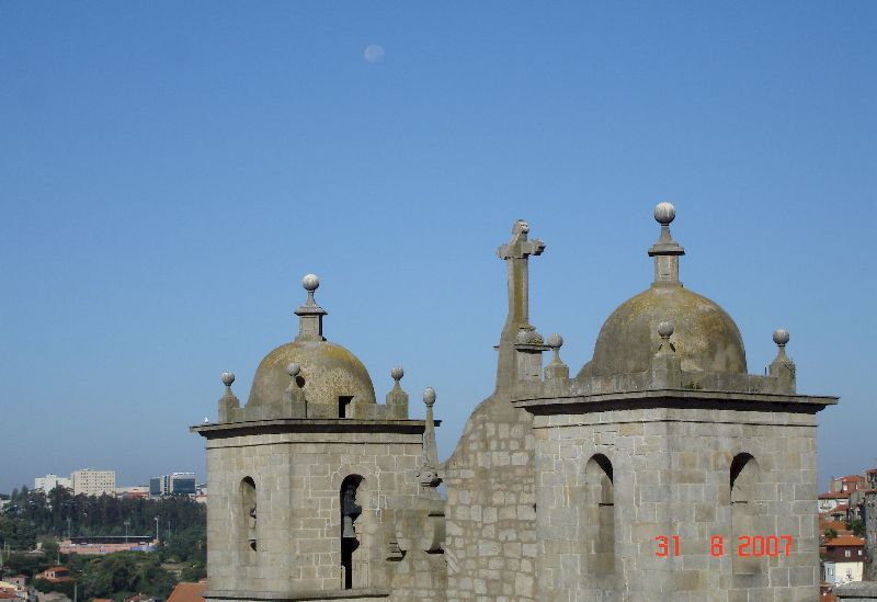 Deux clochers vus de la cathédrale de Porto, Portugal.