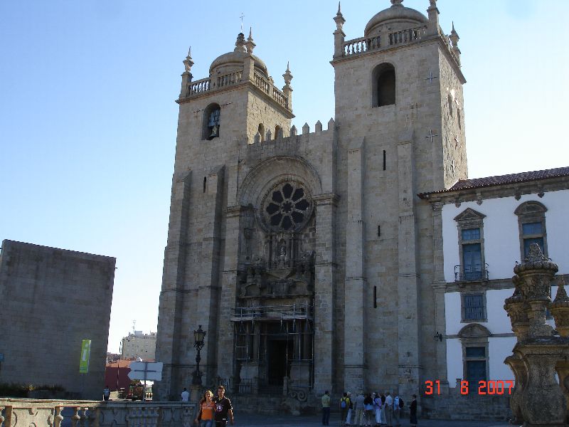La cathédrale et ses deux tours à cloches, Porto, Portugal.