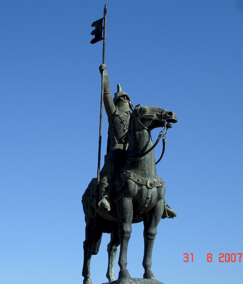 Statue e Vimara Peres devant la cathédrale de Porto, Portugal.