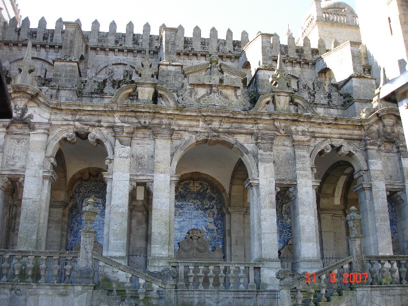 La cathédrale fortifiée, la Sé de Porto, Portugal.