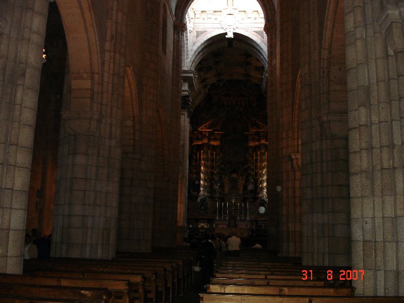 Des colonnes d’origine. Sé de Porto, Portugal.