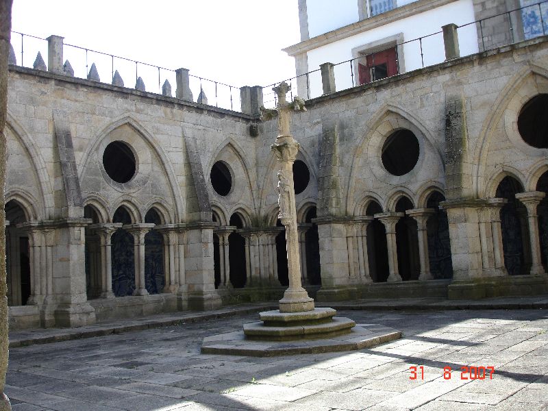 La cour intérieure du cloître. Sé de Porto, Portugal.