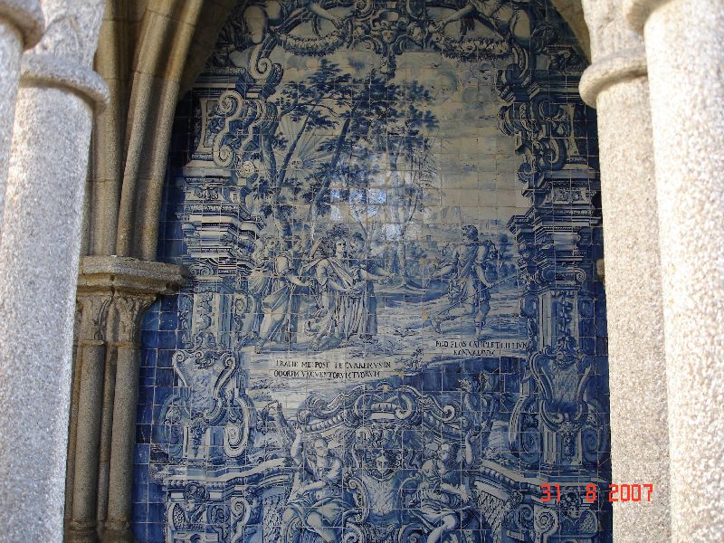Les murs du cloître sont recouverts d’azulejos. Sé de Porto, Portugal.