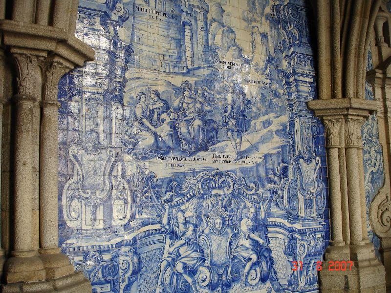 Les murs du cloître sont recouverts d’azulejos. Sé de Porto, Portugal.