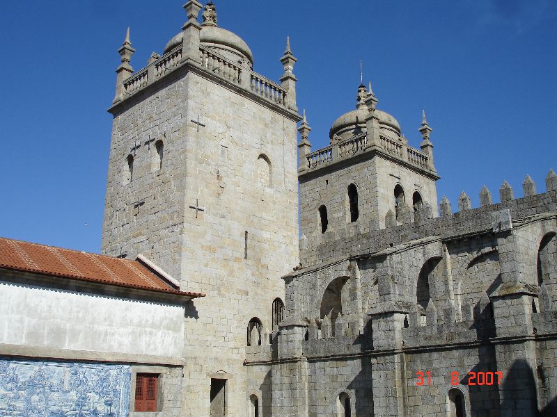 Les deux tours à cloche de la cathédrale vues du cloître de la Sé de Porto, Portugal.