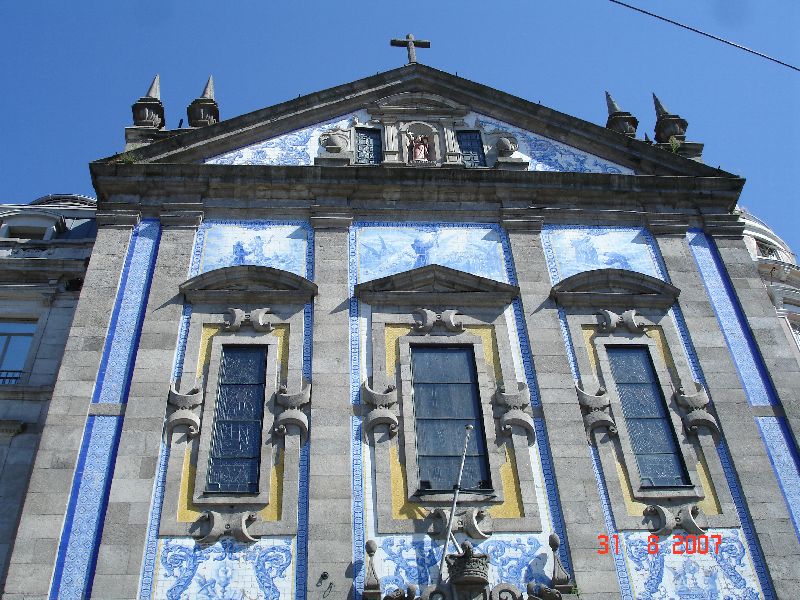 Une église à la façade couverte d’azulejos, Porto, Portugal.