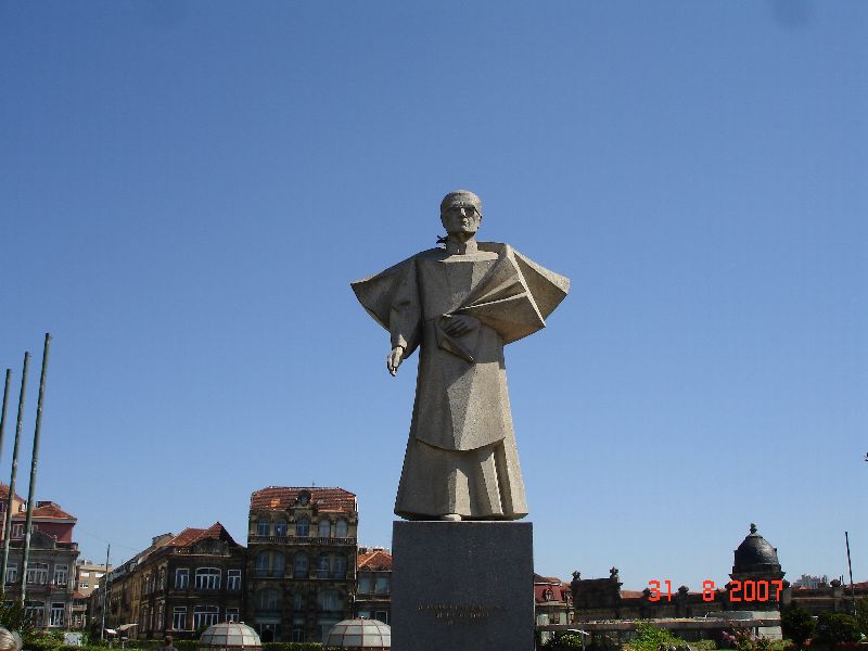 Statue de monseigneur António Ferreira Gomes, Porto, Portugal.