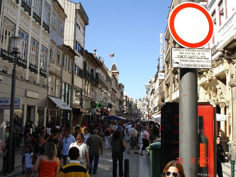 Il y a foule sur la rue commerciale Santa Catarina, Porto, Portugal.