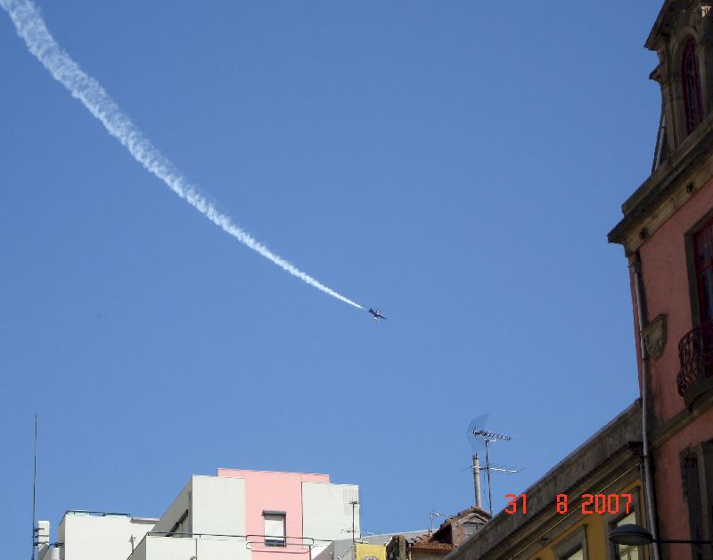 Le ciel de la ville de Porto grouille d’avions qui participent au RedBull Air Race, Porto, Portugal.