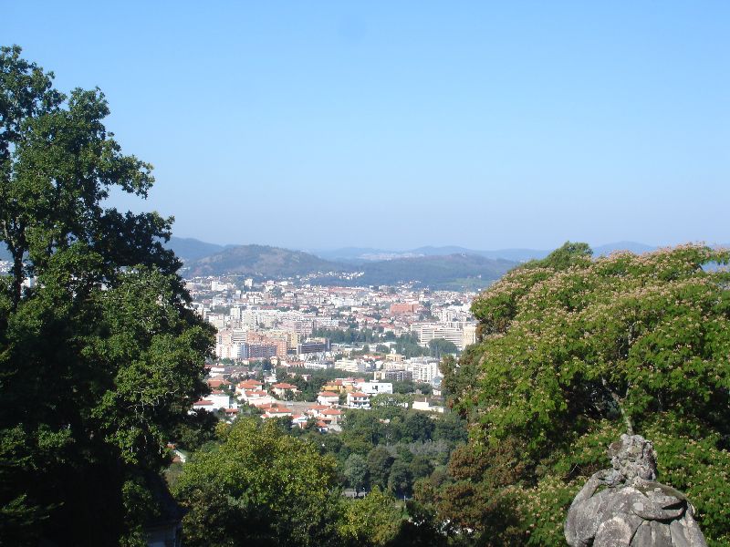 La ville de Braga au pied du sanctuaire de Bom Jesus do Monte, Portugal.