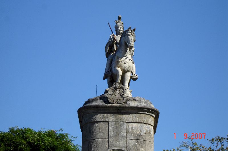 Une statue de Dom Alfonso Henriques, premier roi du Portugal, domine le sanctuaire de Bom Jesus do Monte, Portugal.