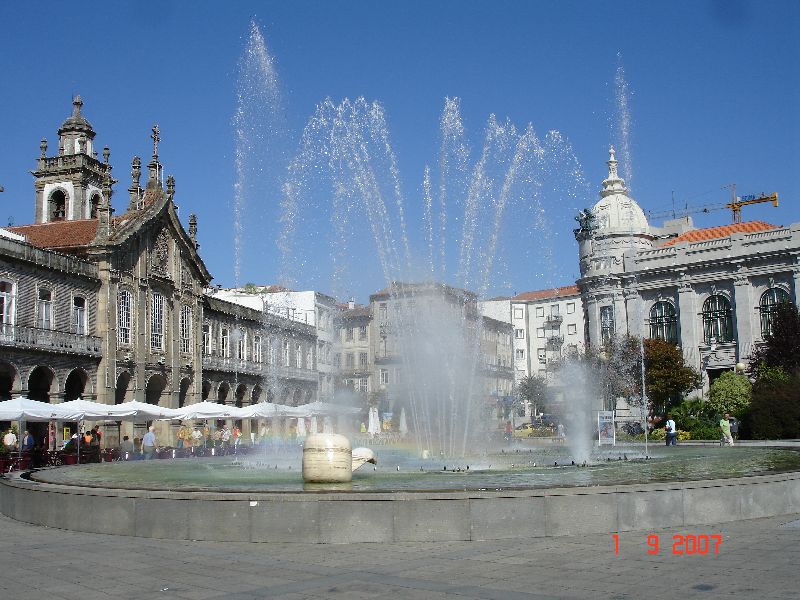 Une fontaine sur la place centrale de Braga, la Praça da repúblika, Braga, Portugal.