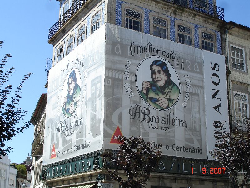 Affiches publicitaires géantes apposées directement sur les édifices sur la place centrale de Braga, Portugal.