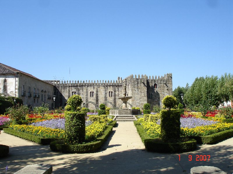 Un magnifique jardin en devanture d'une forteresse du moyen-âge, Braga, Portugal.