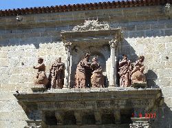 Statues religieuses sur un des murs de la ville de Braga, Portugal.