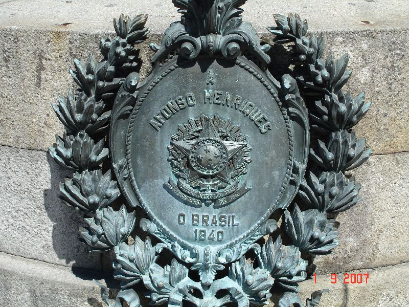 Écusson apparaissant au bas de la statue de Dom Alfonso Henriques, premier roi du Portugal, Guimarães, Portugal.
