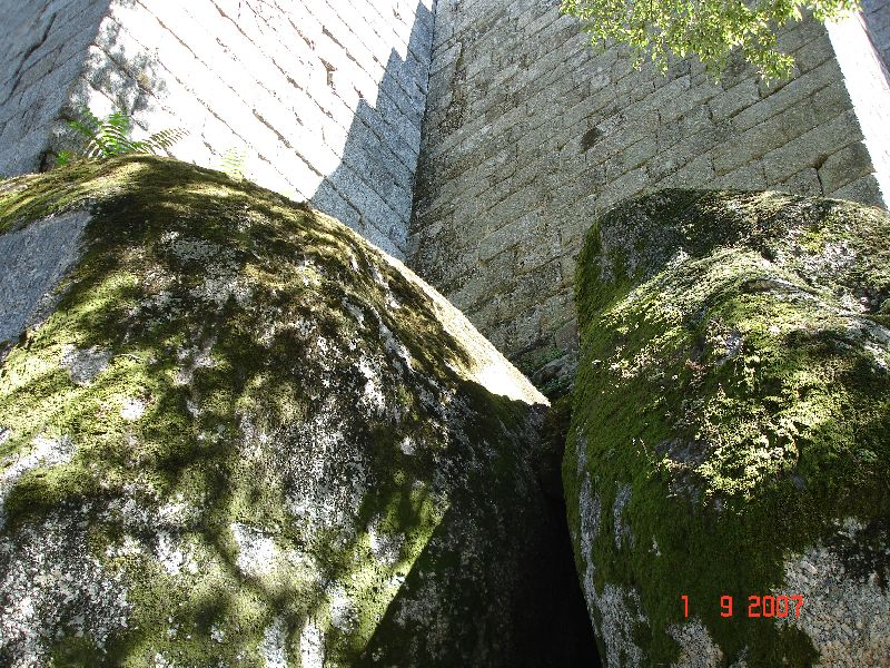 Les remparts du donjon entourant le château de Sao Miguel, Guimarães, Portugal.