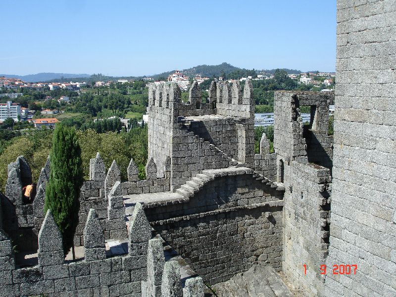 Les tours crénelées des remparts du donjon entourant le château de Sao Miguel, Guimarães, Portugal.