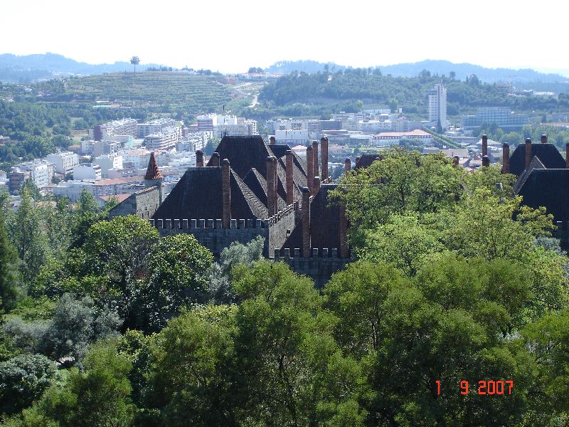 Le palais des ducs de Bragance et plus loin la ville moderne de Guimarães, Portugal.