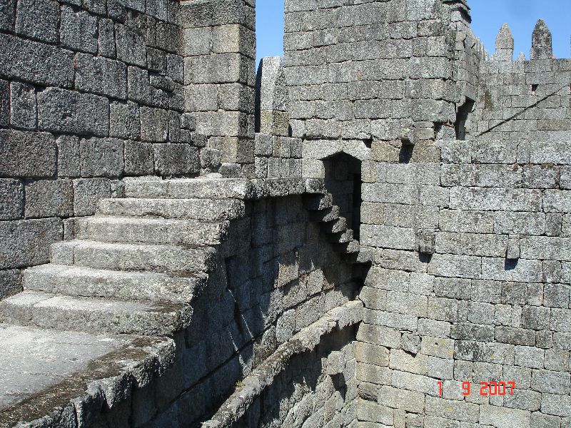 Les remparts du donjon entourant le château de Sao Miguel, Guimarães, Portugal.