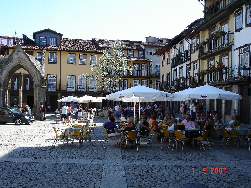 La place principale, la Praça de Santiago, comme une plaza mayor espagnole, Guimarães, Portugal.