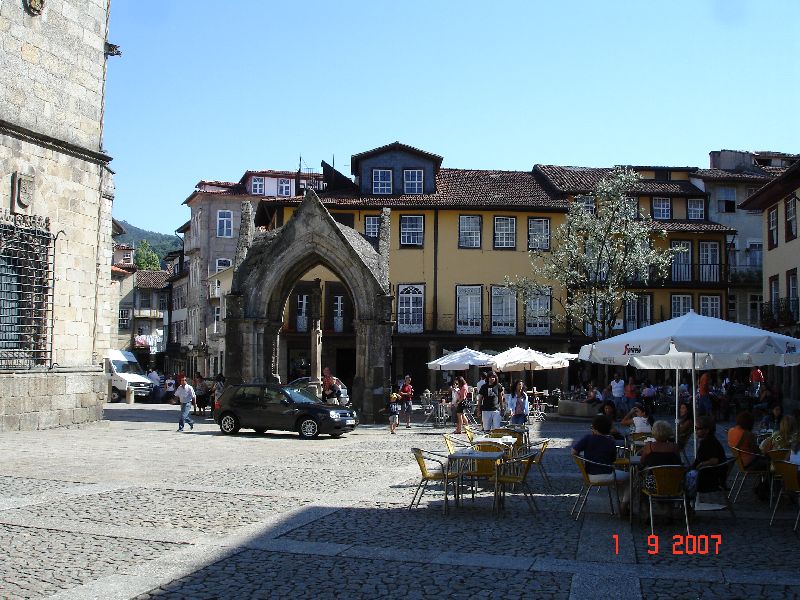 La place principale, la Praça de Santiago, Guimarães, Portugal.