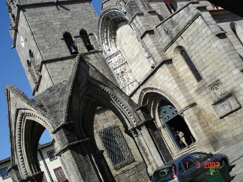 L’église Nossa Senhora da Oliveira, Guimarães, Portugal.