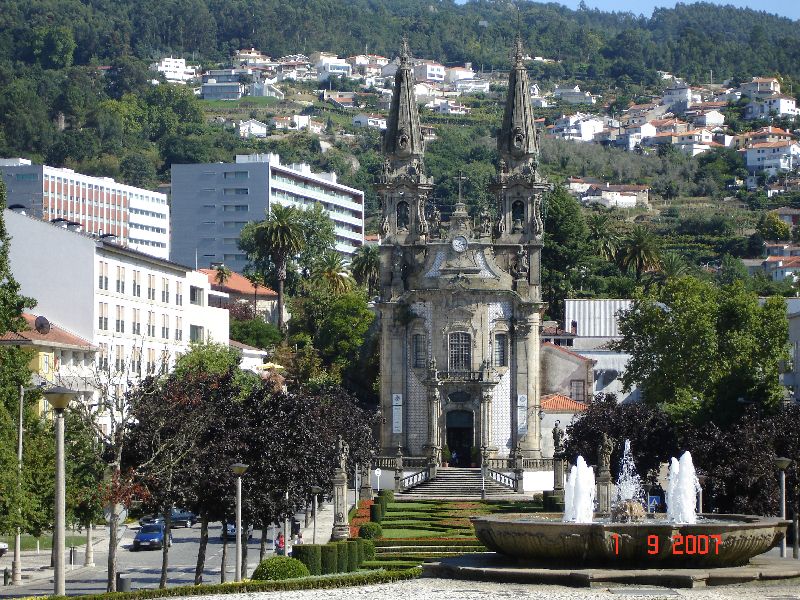 Une des églises de Guimarāes, Portugal.