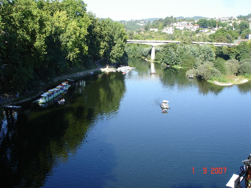 La rivière Tâmega borde la ville d’Amarante, Portugal.