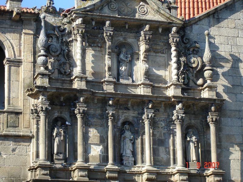 Statues sur le mur extérieur de l’église de Sāo Gonçalo, Amarante, Portugal.