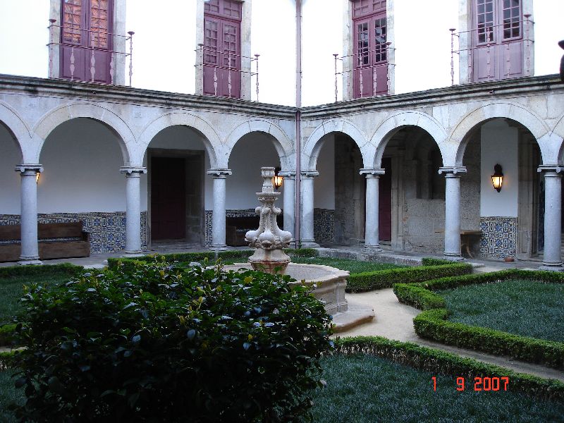 L’ancien cloître de la pousada Santa Marinha, Guimarāes, Portugal.