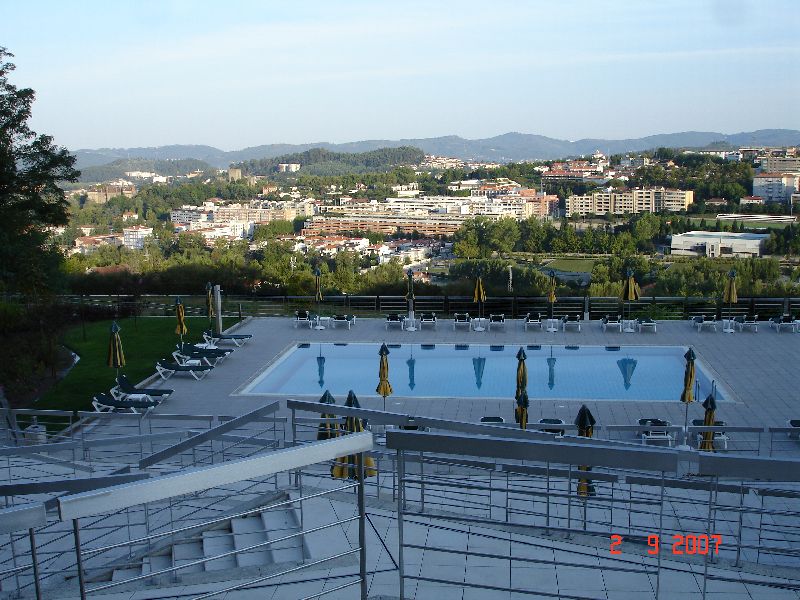 Une superbe piscine qui surplombe la ville de Guimarāes, Portugal.