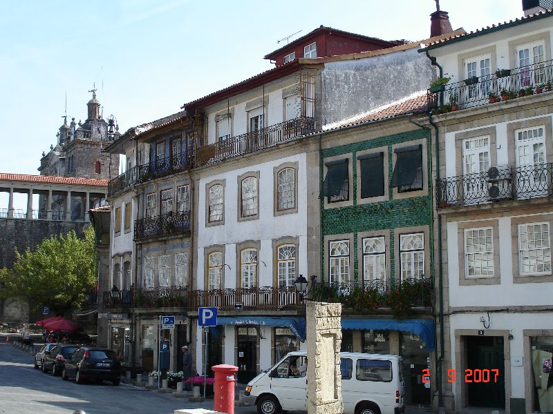 Petite rue de Viseu, Portugal.