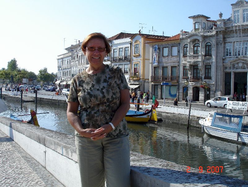 Céline devant le canal à Aveiro, Portugal.