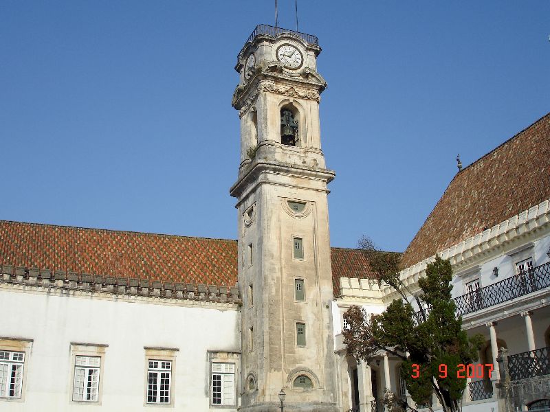La tour à cloches de la chapelle São Miguel, université de Coimbra, Portugal.
