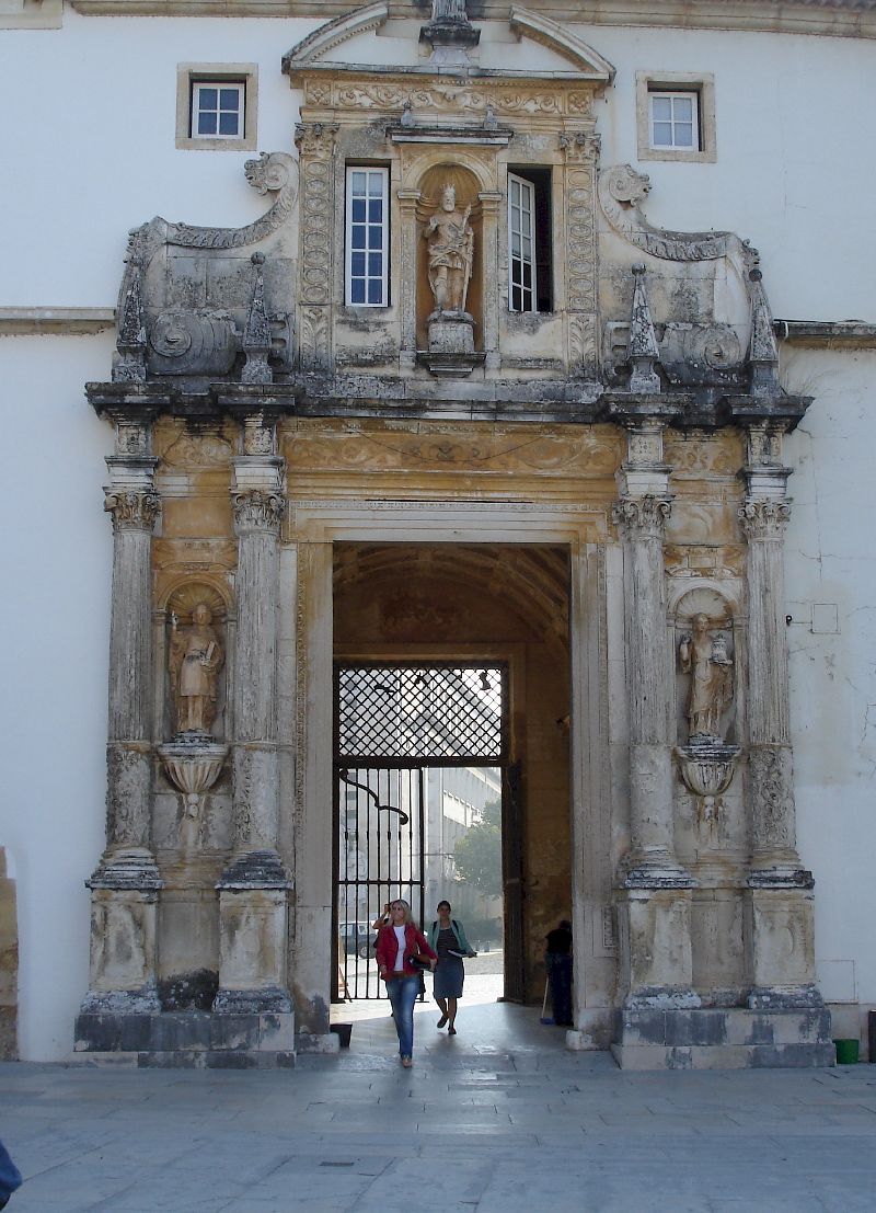 La Porta Férrea s’ouvre sur la grande cour de l’université de Coimbra, Portugal.