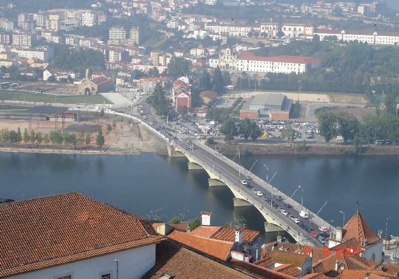 Un pont traversant le fleuve Mondego, Coimbra, Portugal.