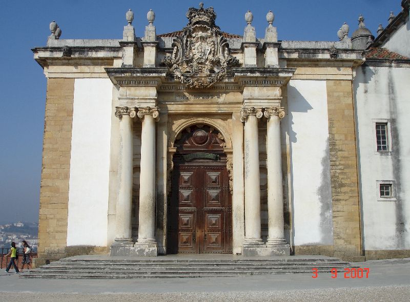 Le portail de la biblioteca Joanina, université de Coimbra, Portugal.