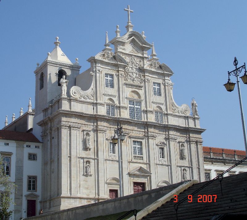 La façade impressionnante de la Sé Nova, Coimbra, Portugal.