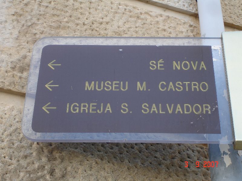 La direction pour se rendre à la Sé Nova de Coimbra, Portugal.