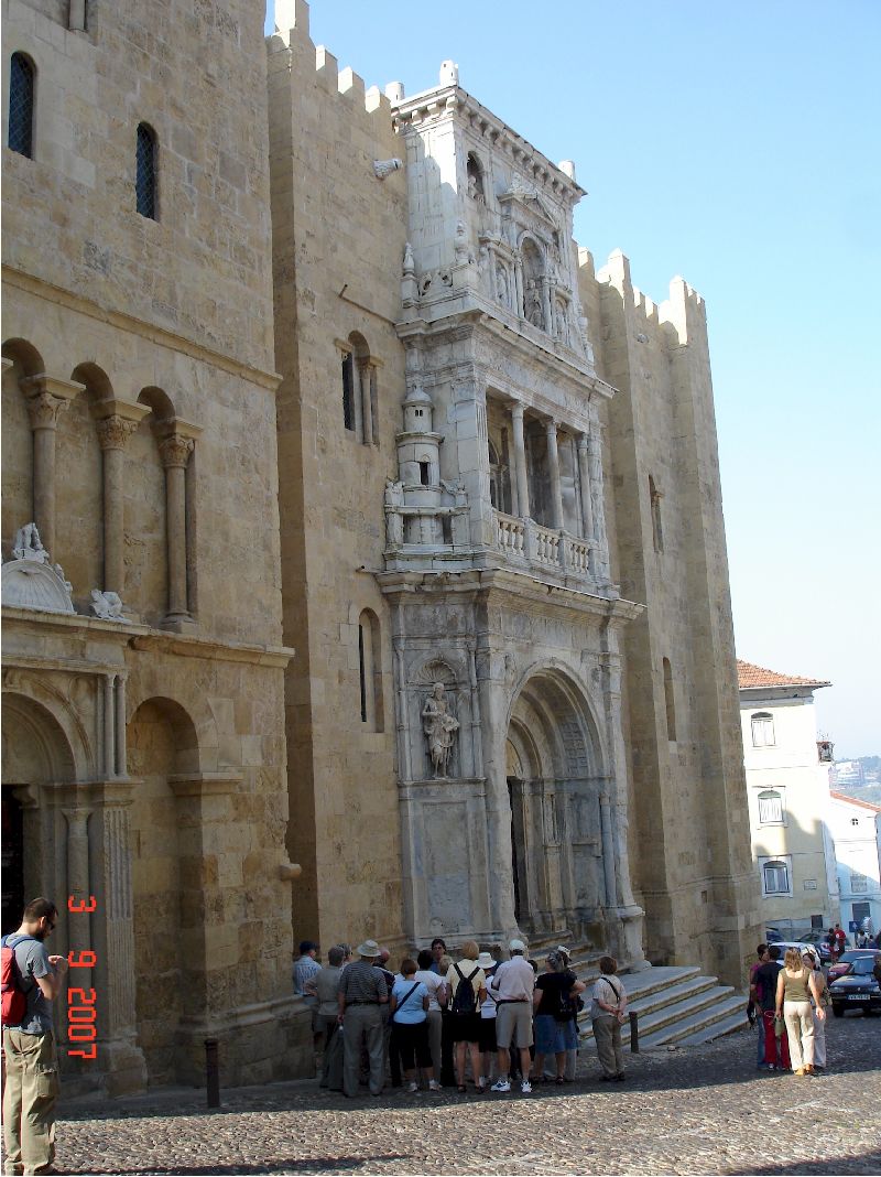 La Sé Velha de Coimbra au Portugal.